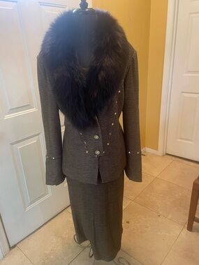 Donnavinci Knits Elegant Tweed Skirt Suit with Luxurious Fur Collar - Brown
